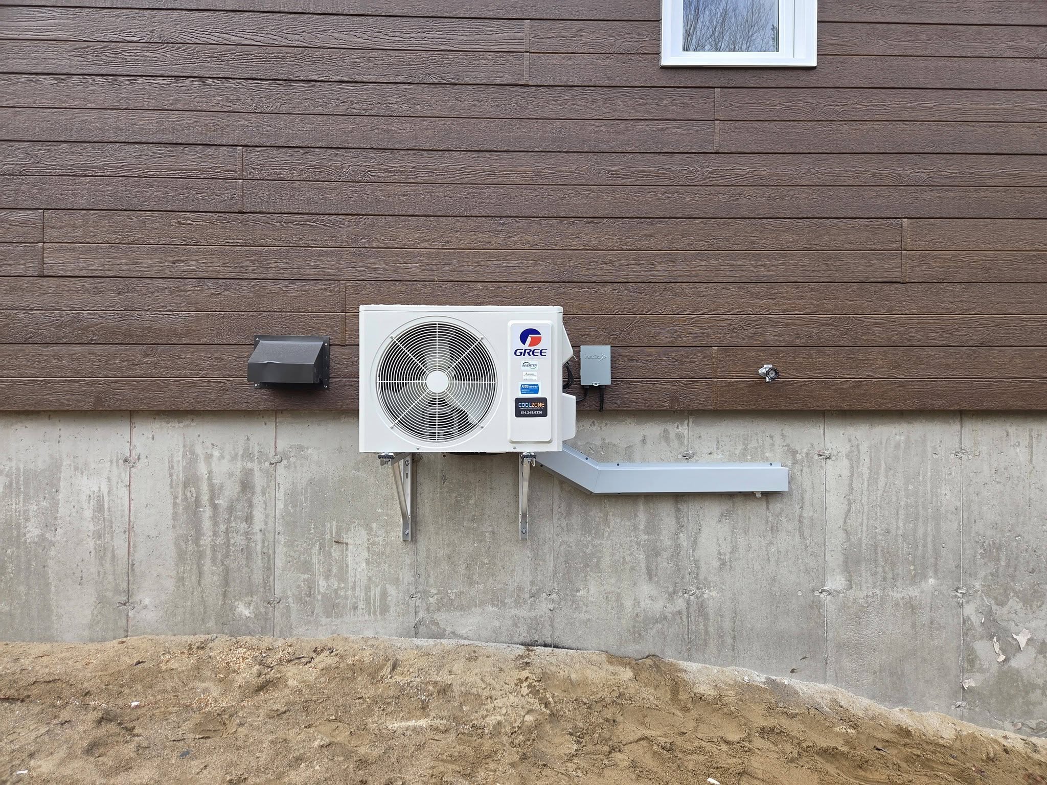 Thermopompe Gree installée à l’extérieur d’une résidence par CoolZone